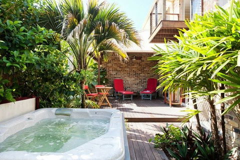 Akai Hana - Pubs and Clubs 0