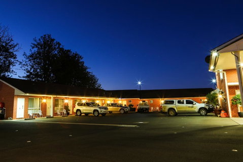 Akuna Motor Inn And Apartments - Go Out 1