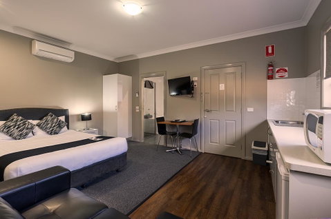 Akuna Motor Inn And Apartments - Go Out 2