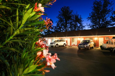Akuna Motor Inn And Apartments - Go Out 0