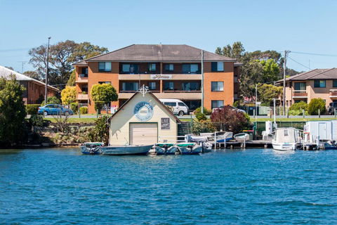 Akuna, Unit 8, 112-116 Little Street - Pubs and Clubs 0