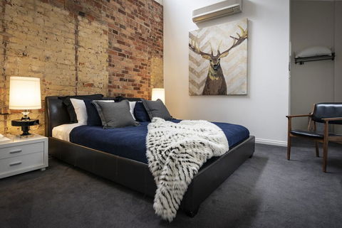 Albert Guest House And Mills Spa Suites - Pubs and Clubs 3