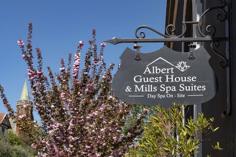Albert Guest House And Mills Spa Suites - Pubs and Clubs 1
