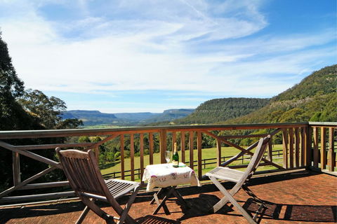 Alcheringa Cottage - Pubs and Clubs 1