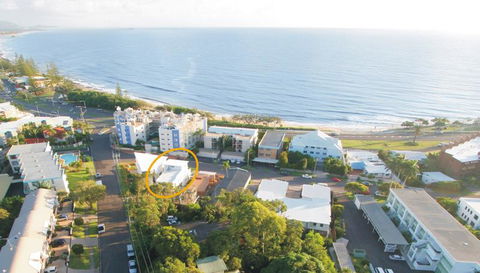 Alex Beach House - Pubs and Clubs 0