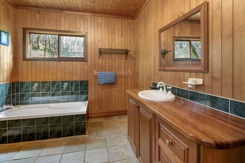 Alinjarra - 13 Waller Court - Pubs and Clubs 1