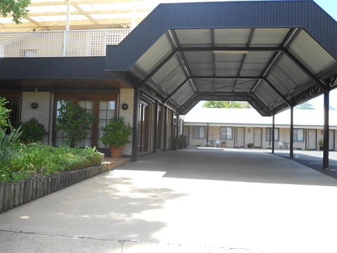 All Seasons Motor Lodge - Pubs and Clubs 0