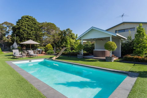 ALLAMBEA - MOUNT ELIZA - Pubs and Clubs 0