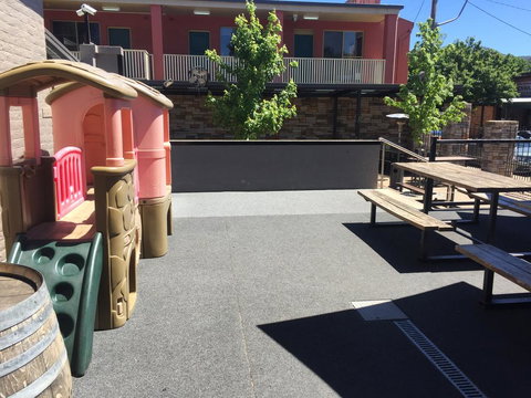 Alpine Hotel Bright - Pubs and Clubs 2