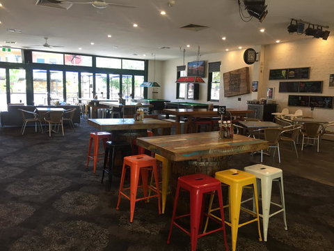 Alpine Hotel Bright - Pubs and Clubs 1