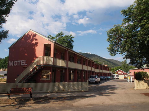 Alpine Hotel Bright - Pubs and Clubs 0