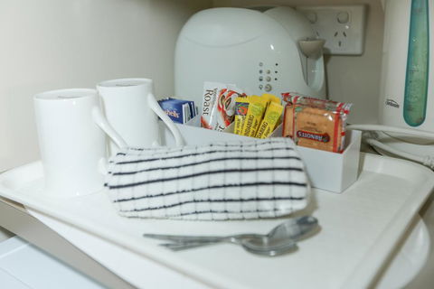 Amber Lodge Motel - Pubs and Clubs 3