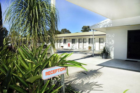 Annalee Motel Beaudesert - Pubs and Clubs 2
