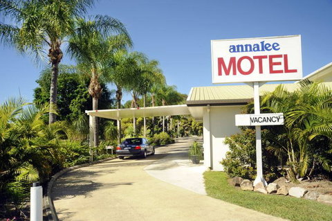 Annalee Motel Beaudesert - Pubs and Clubs 0