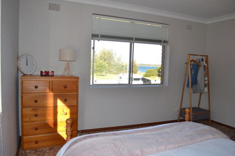 Apartment With Sweeping View Of The Bay, 2 Bedrooms, Sleeps 5 - Pubs and Clubs 2