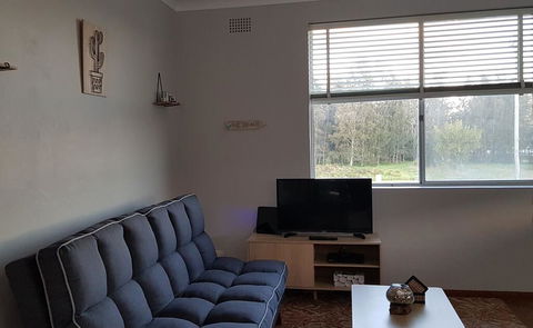 Apartment With Sweeping View Of The Bay, 2 Bedrooms, Sleeps 5 - Pubs and Clubs 3