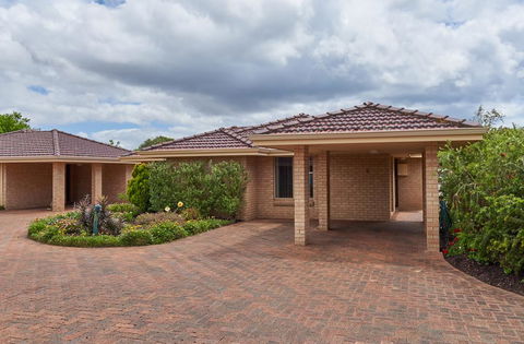 API Busselton Seaside Escape Apartments - Go Out 3