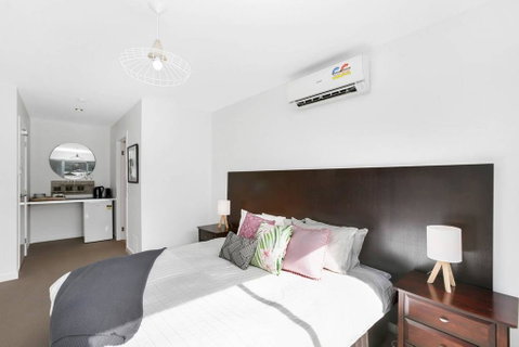 APOLLO 13 STUDIO - Free Wifi, Opposite Beach! - Pubs and Clubs 1