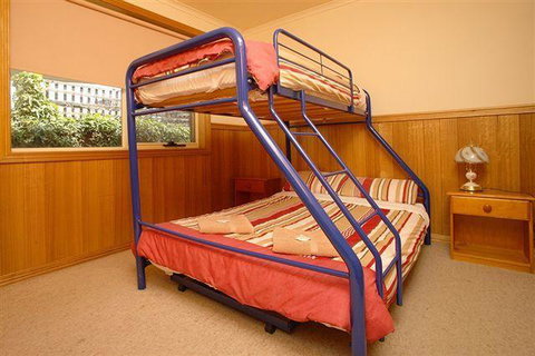 Apollo Bay Backpackers Lodge - Pubs and Clubs 2