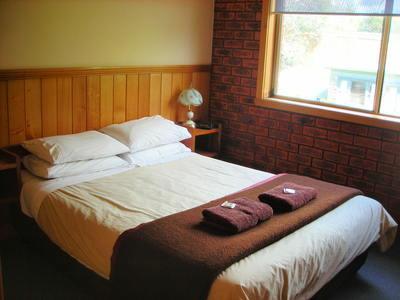 Apollo Bay Backpackers Lodge - Pubs and Clubs 3