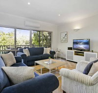 APOLLO BAY HOLIDAY HOUSE - walk to beach  wifi - Pubs and Clubs