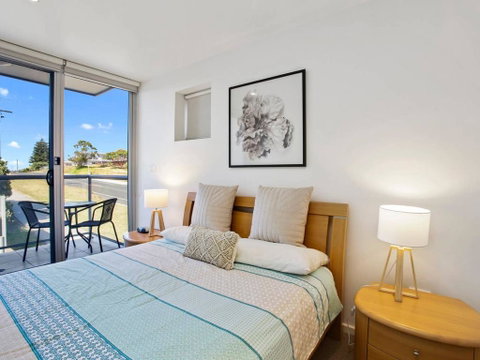APOLLO BLUE 4 - Modern Waterfront Apartment - Pubs and Clubs 3