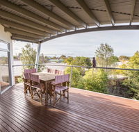 Aqua Vista - a stroll to Paynesville forshore - Pubs and Clubs