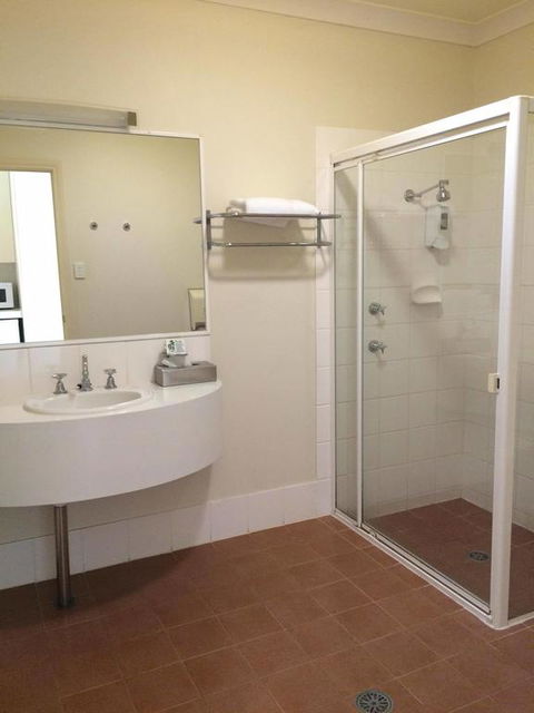 Arabella Garden Inn - Pubs and Clubs 3