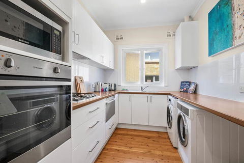 Art Deco Apartment Steps From Harbour And Beach - Pubs and Clubs 2