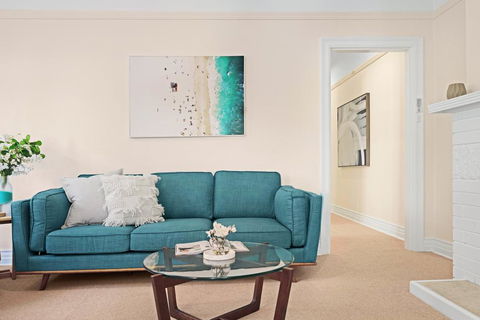 Art Deco Apartment Steps From Harbour And Beach - Pubs and Clubs 0