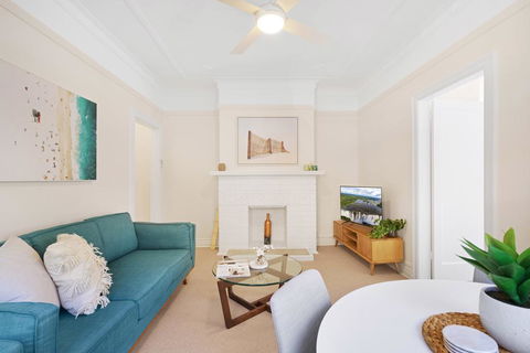 Art Deco Apartment Steps From Harbour And Beach - Pubs and Clubs 3