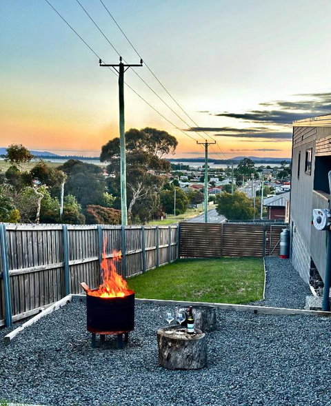 Luxurious Hobart Holiday Home With Stunning Bay Views - Affordable, Family-Friendly, And Stylish - Pubs and Clubs 2