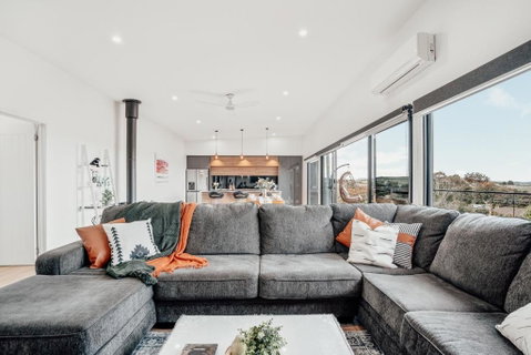 Luxurious Hobart Holiday Home With Stunning Bay Views - Affordable, Family-Friendly, And Stylish - Pubs and Clubs 0