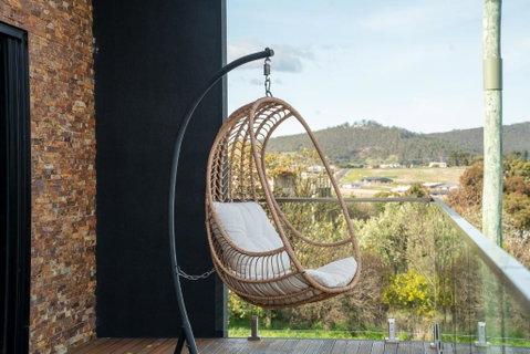 Luxurious Hobart Holiday Home With Stunning Bay Views - Affordable, Family-Friendly, And Stylish - Pubs and Clubs 1