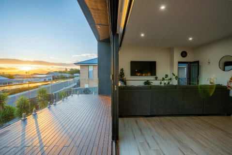Luxurious Hobart Holiday Home With Stunning Bay Views - Affordable, Family-Friendly, And Stylish - Pubs and Clubs 3