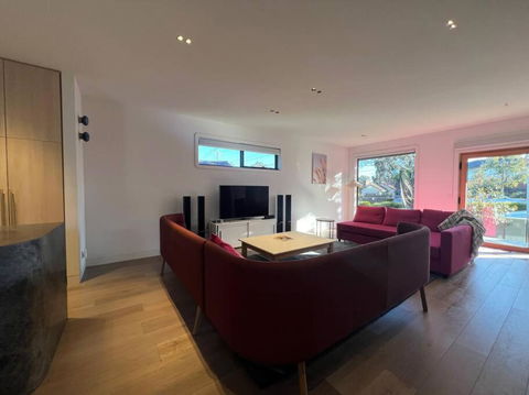 Luxurious Family Retreat - Pubs and Clubs 2