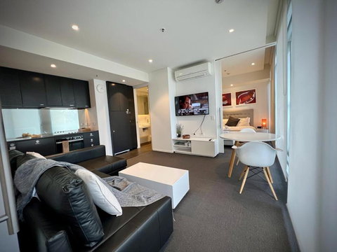 Luxury 2 Bedroom Suite Near Adelaide With A Car Park - Pubs and Clubs 0