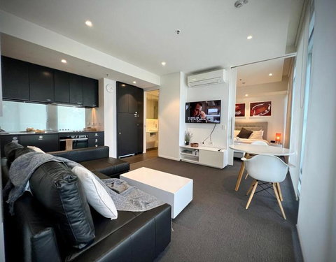 Luxury 2 Bedroom Suite Near Adelaide With A Car Park - Pubs and Clubs 3