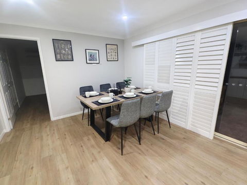 Luxury 3 BR House Near EMP - Pubs and Clubs 2