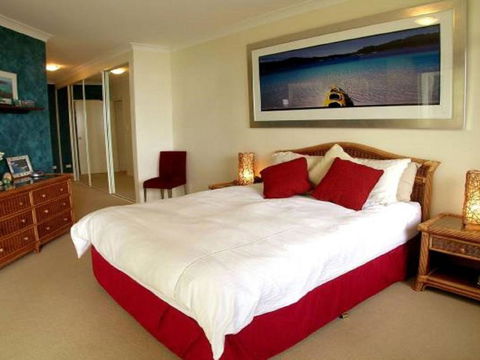 Magnus Pines, 2,52-56 Magnus Street - Apartment With Stunning Views, Linen And Bed Making, Wi-Fi And Air Con - Pubs and Clubs 3