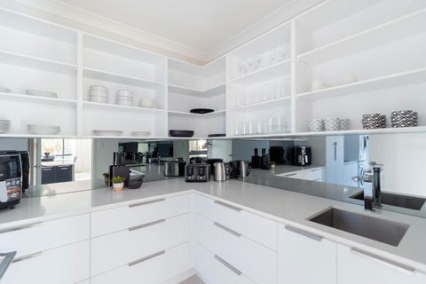Luxury Spacious 5 Bedroom Family Modern Villa Sleeps 10 - Pubs and Clubs 3
