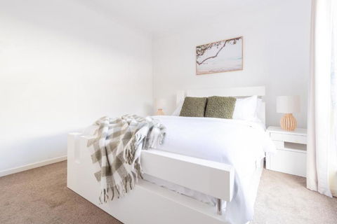 Luxury Spacious 5 Bedroom Family Modern Villa Sleeps 10 - Pubs and Clubs 2