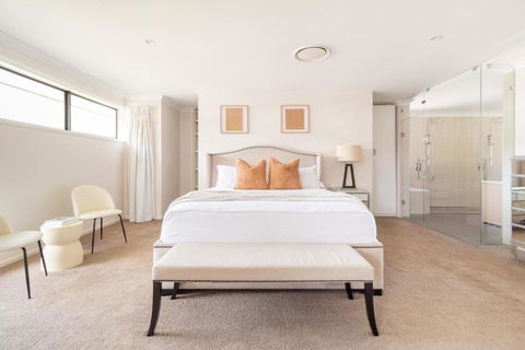 Luxury Spacious 5 Bedroom Family Modern Villa Sleeps 10 - Pubs and Clubs 0