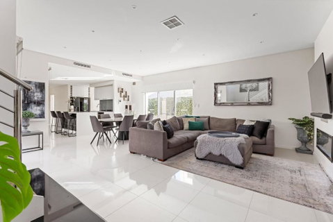 Luxury Beachside Residence - Go Out 2
