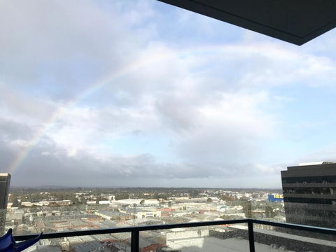 M-city Apartment - Executive Twin King Ensuites - Fully Equipped - Free Parking, Fast Wifi, Smart TV, Netflix, Complementary Drinks & Amenities - M-city Shopping Centre Clayton 3168 - Pubs and Clubs 2