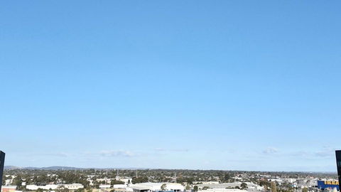 M-city Apartment - Executive Twin King Ensuites - Fully Equipped - Free Parking, Fast Wifi, Smart TV, Netflix, Complementary Drinks & Amenities - M-city Shopping Centre Clayton 3168 - Pubs and Clubs 1