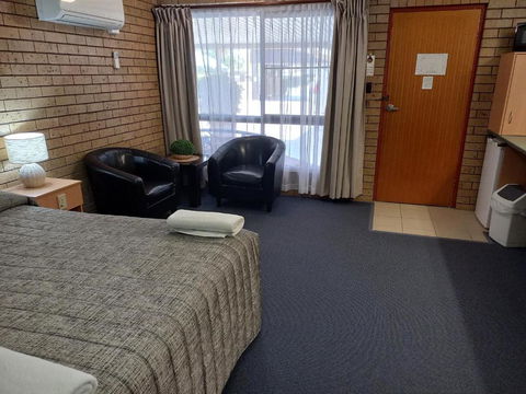 Macintyre Motor Inn - Pubs and Clubs 2
