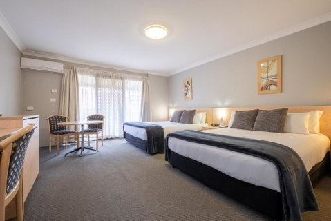 Maclin Lodge Motel - Go Out 1