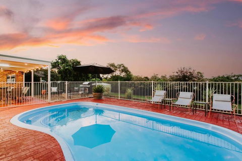 Macquarie Manor - Experience Grand Country Living - Pubs and Clubs 0