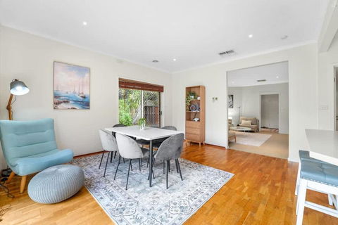 Magnificent Beachside Living At Heart Of Mornington - Pubs and Clubs 2